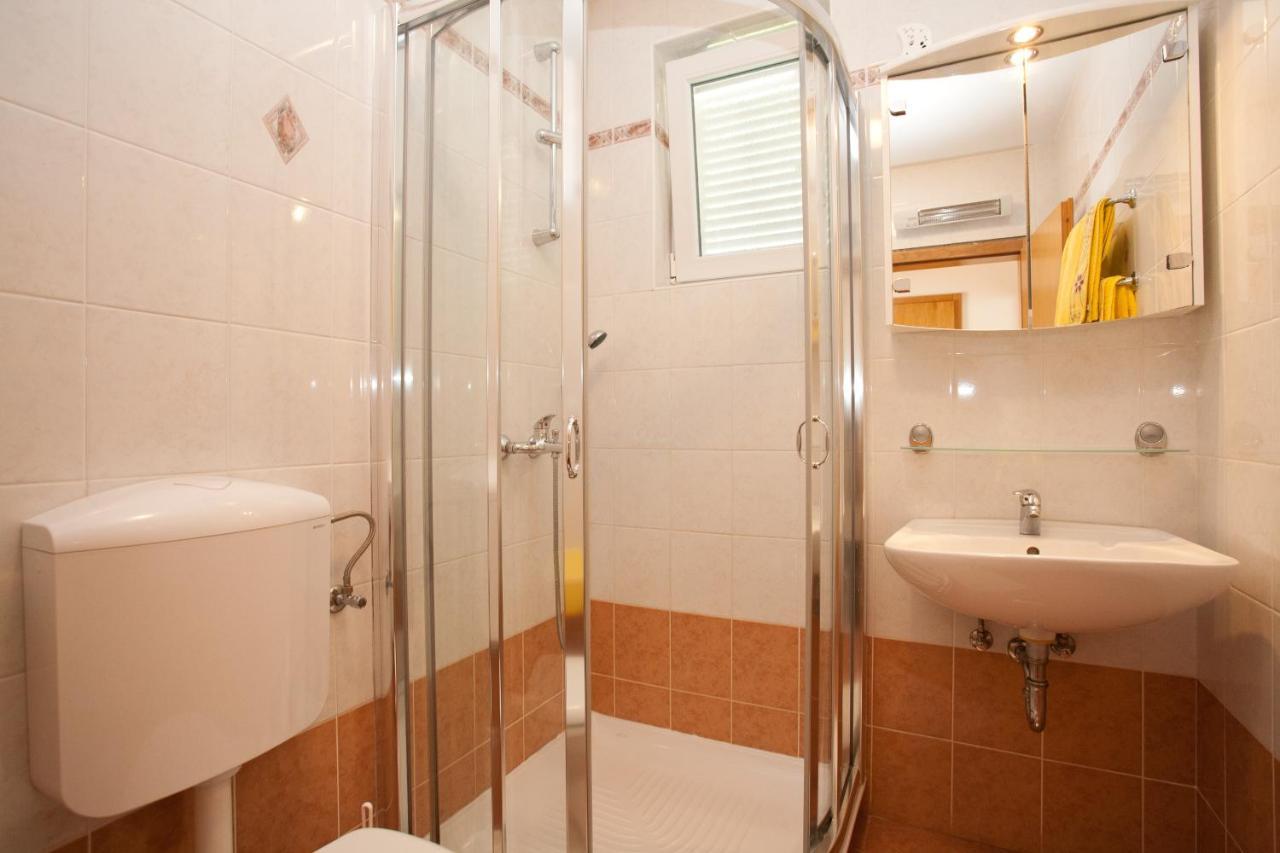 Apartments Glibo Near The Sea And Town Center! 크르크 외부 사진