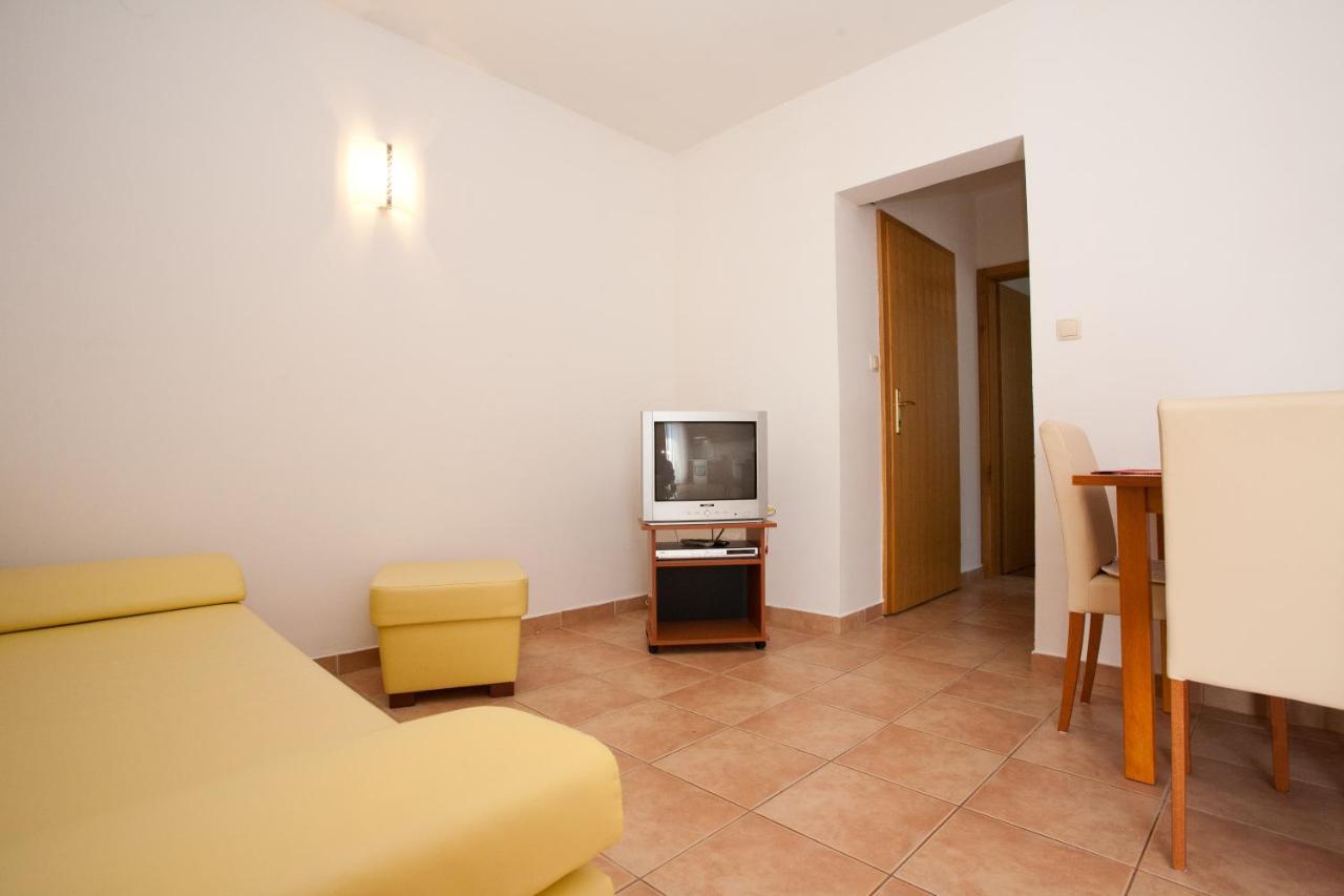 Apartments Glibo Near The Sea And Town Center! 크르크 외부 사진